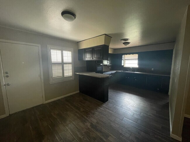 Building Photo - 3607 Loma Dr