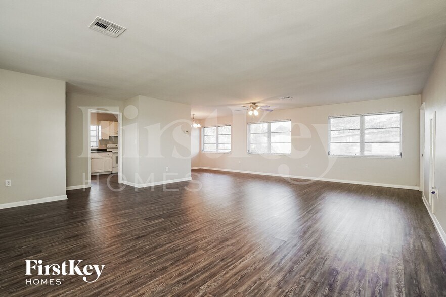 Building Photo - 21586 Edgewater Dr