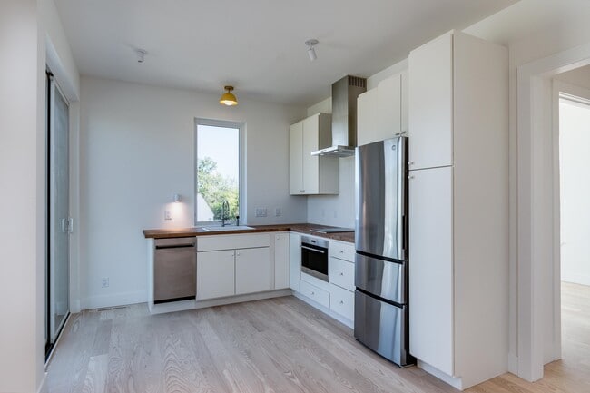 Building Photo - 4043 Serenbe St