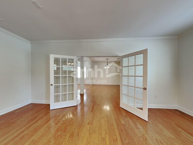 Building Photo - 10005 Magna Ln
