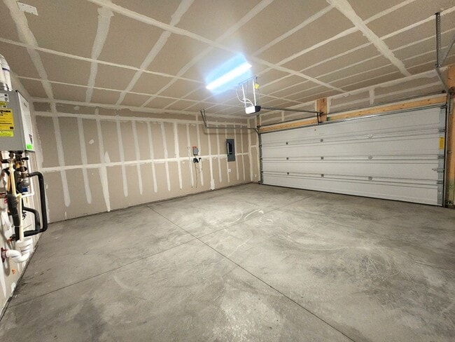 Building Photo - Brand-New Construction Townhome – Never Li...