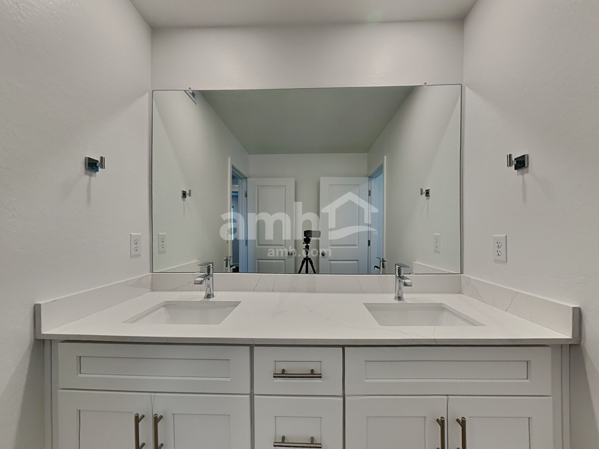 Building Photo - 20177 W Thomas Rd