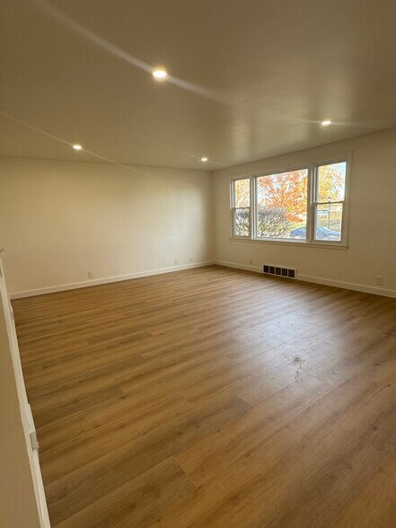 Livingroom - 249 Dunlop Ave