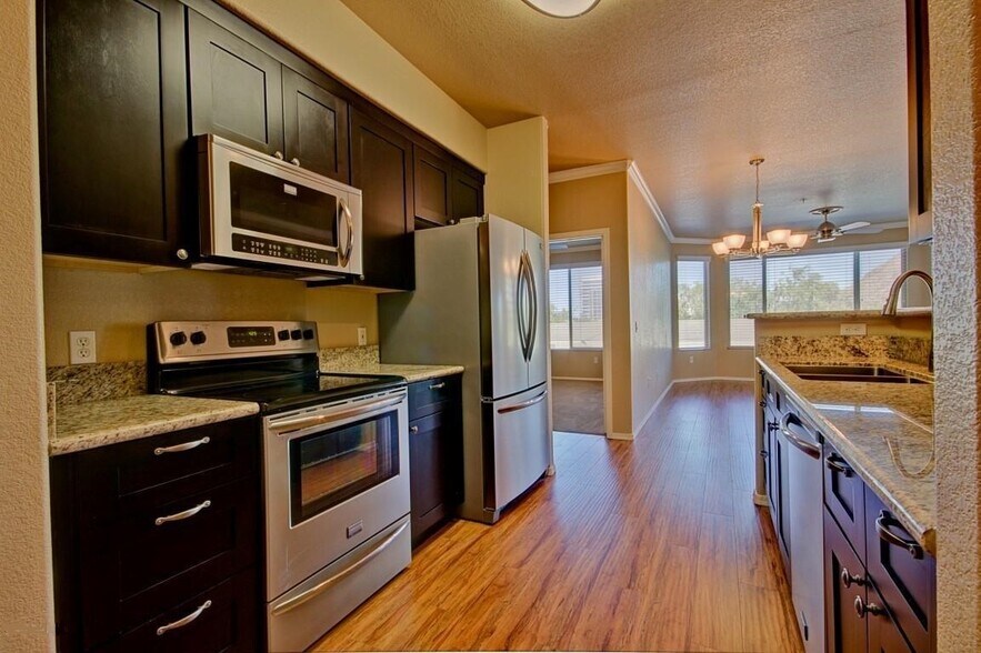 Kitchen looking towards family room - 435 W Rio Salado Pky