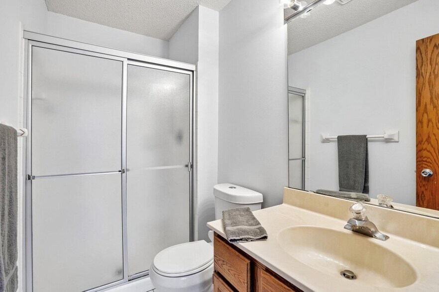 Building Photo - 18669 Clear View Ct