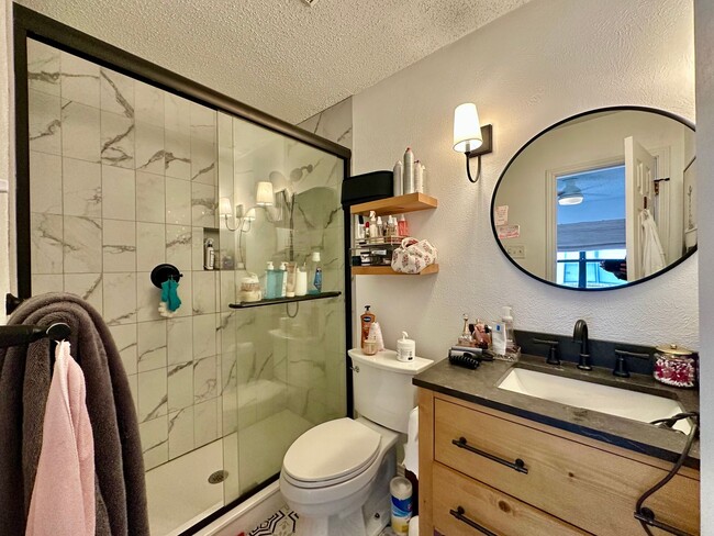 Building Photo - Beautifully Remodeled 2-Bed, 2.5-Bath Condo Blocks from Baylor Campus!