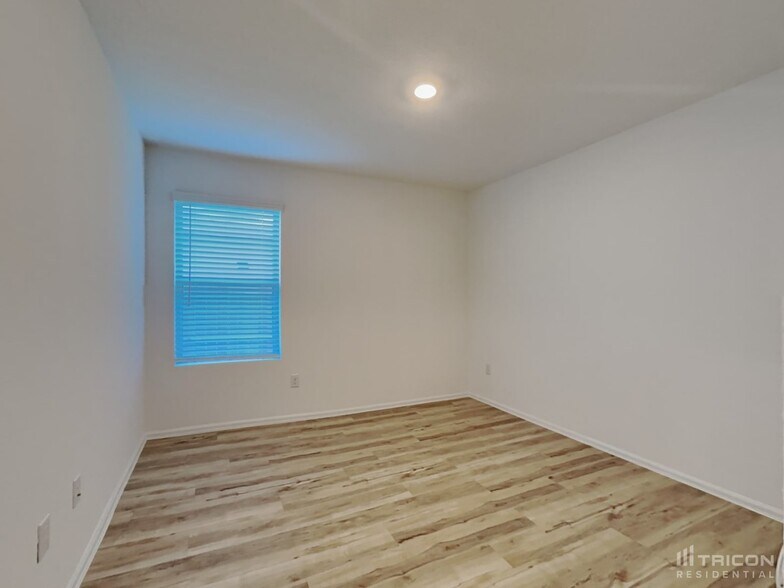 Building Photo - 10511 Pineland Dr