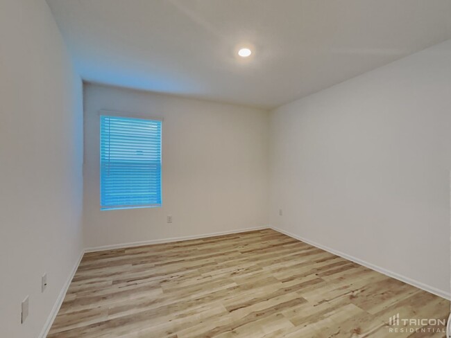 Building Photo - 10511 Pineland Dr
