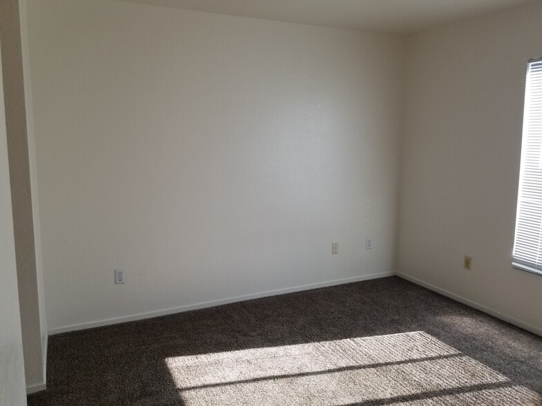 Building Photo - 8070 W Russell Rd