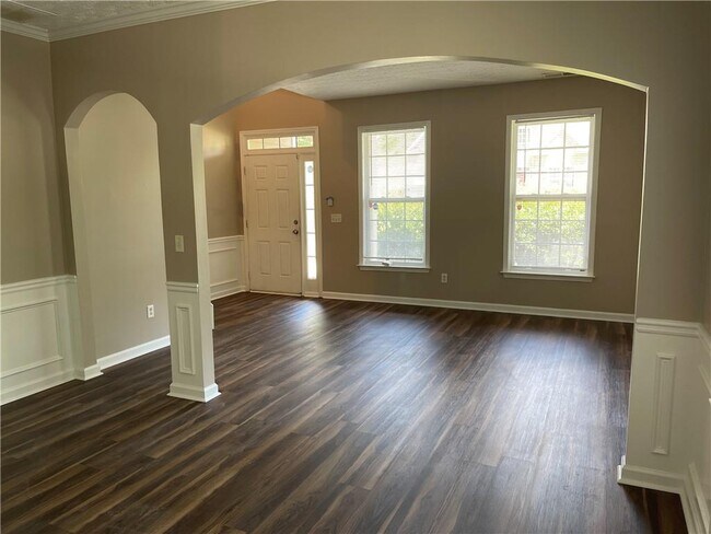 Building Photo - 8801 Lakecrest Way