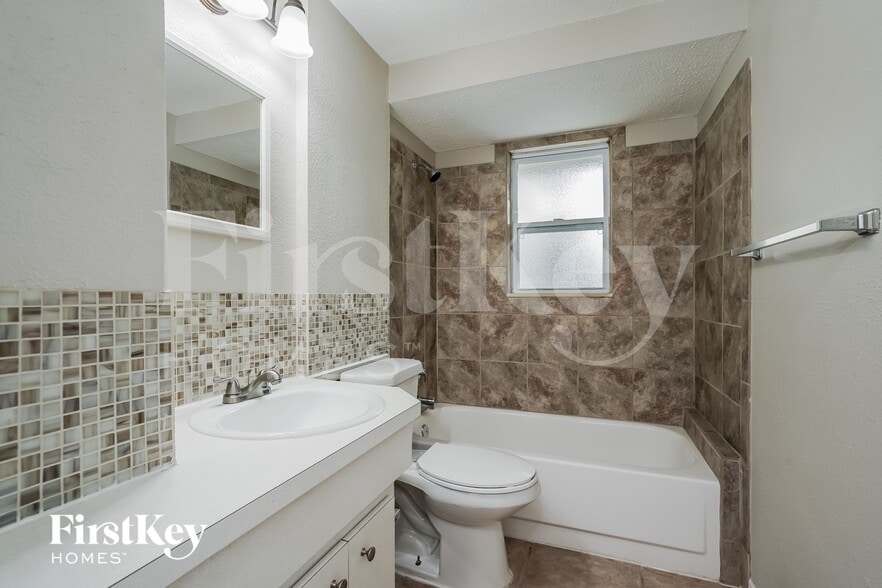 Building Photo - 2582 Lake View Blvd