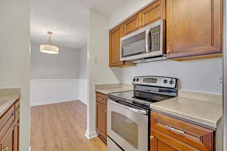 Kitchen Stove and Microwave - 151 N Timber Dr