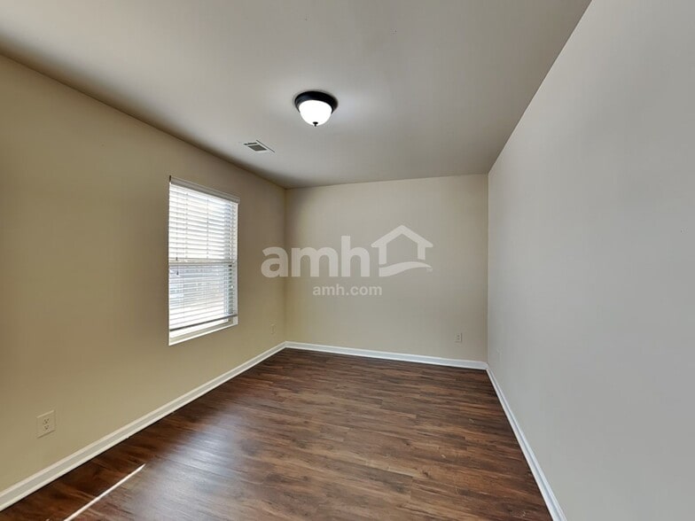 Building Photo - 4104 Dale Dr SE