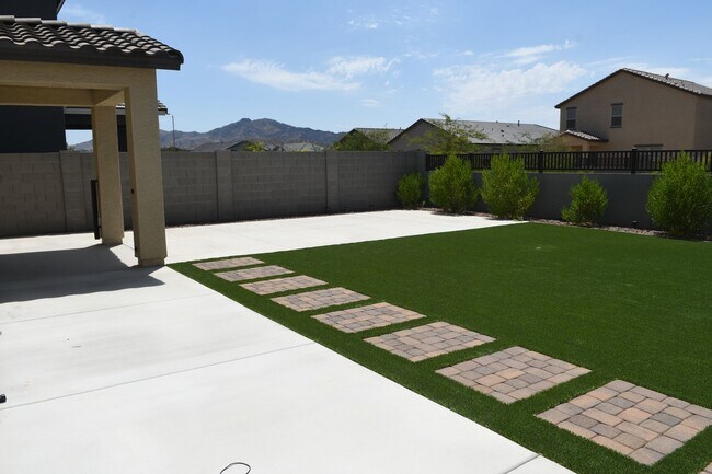 Building Photo - One Year Old 5 Br+Loft 3 Ba 2 Car Garage Home Near Loop 202 and Elliot in Phoenix