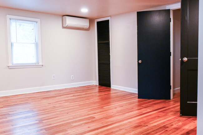 Building Photo - 1001 Willow Lawn Dr