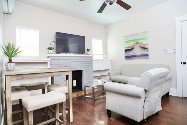 Building Photo - Furnished 2 Bedroom walking distance to Historic 4th Ave!