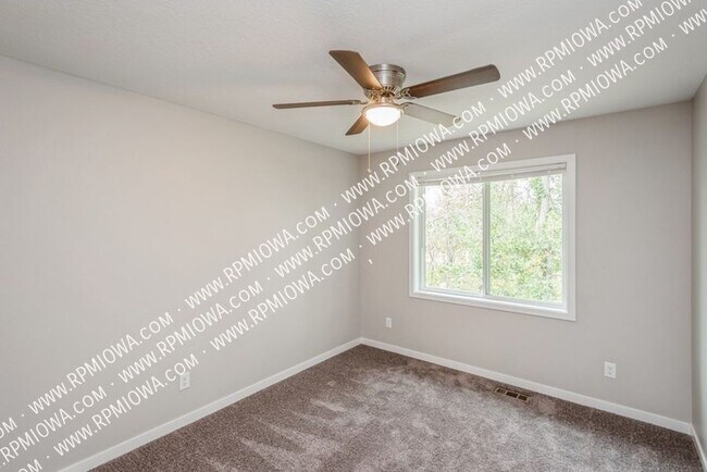 Building Photo - 250 Amberwood Dr