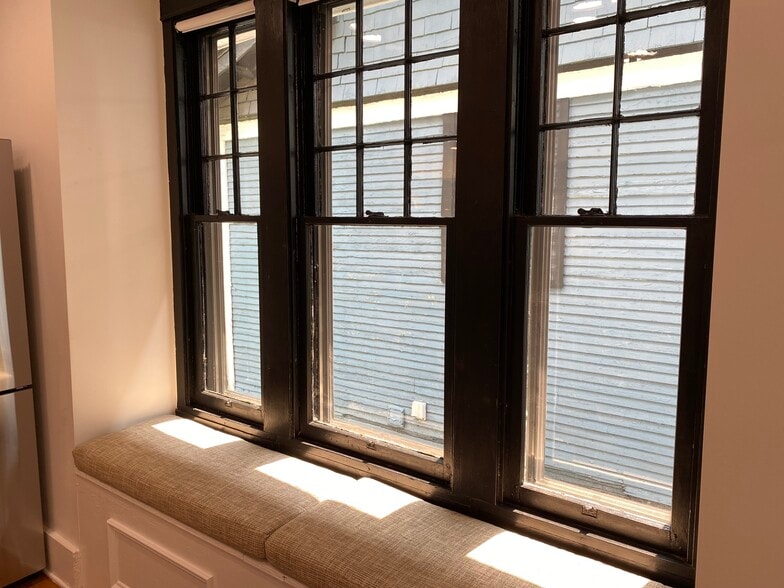 window seat in kitchen - 648 S Champion Ave