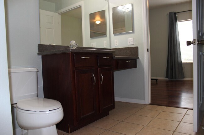 Building Photo - 2801 Chancellorsville Dr