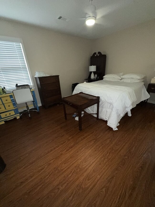 Building Photo - r1423a