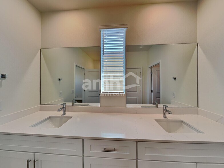 Building Photo - 510 Speckled Orchid Pl
