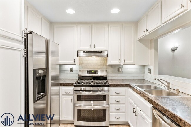 Building Photo - Updated 3 Bed, 2.5 Bath Home Available in ...