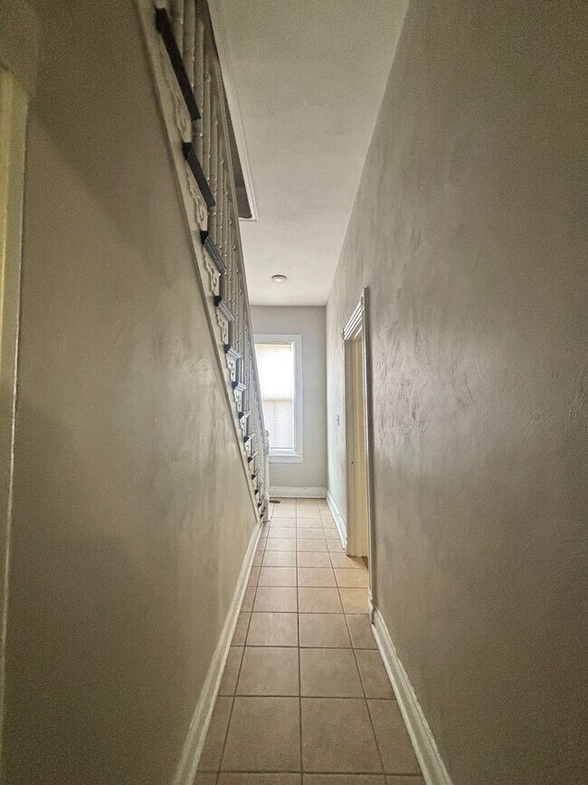 Building Photo - Well Kept 3 Bedroom 1.5 Bathroom Duplex Located in Historic Port Norfolk