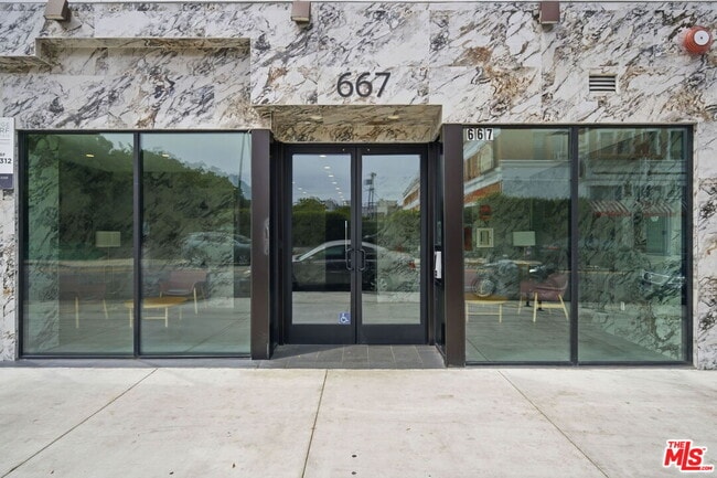 Building Photo - 667 N Wilton Pl