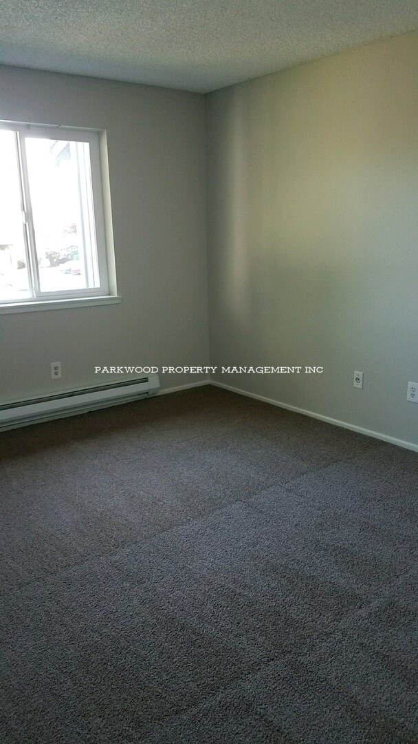 Building Photo - 2 Bedroom, North Tacoma, $1595 + $100 w/s/g = $1695.00, upper floor apartment