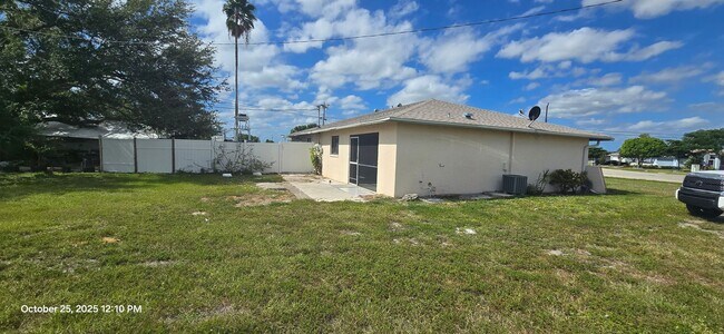 Building Photo - Welcome home! This beautifully updated Duplex 2BR/2BA