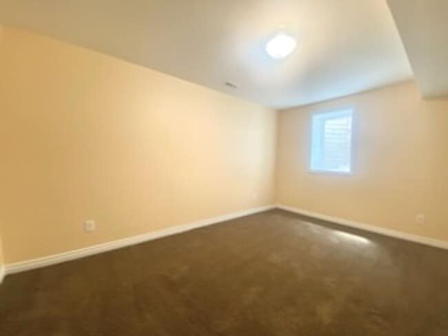 Building Photo - 5 bed / 3.5 bath Ranch House