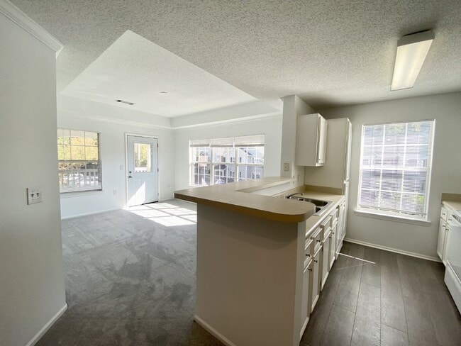 Building Photo - Spacious, One Bedroom Apartment W/ a Balcony!