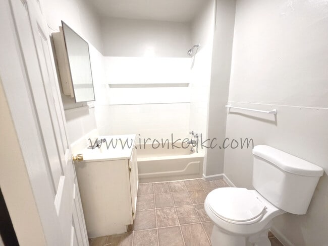 Building Photo - 2100 E 58th St