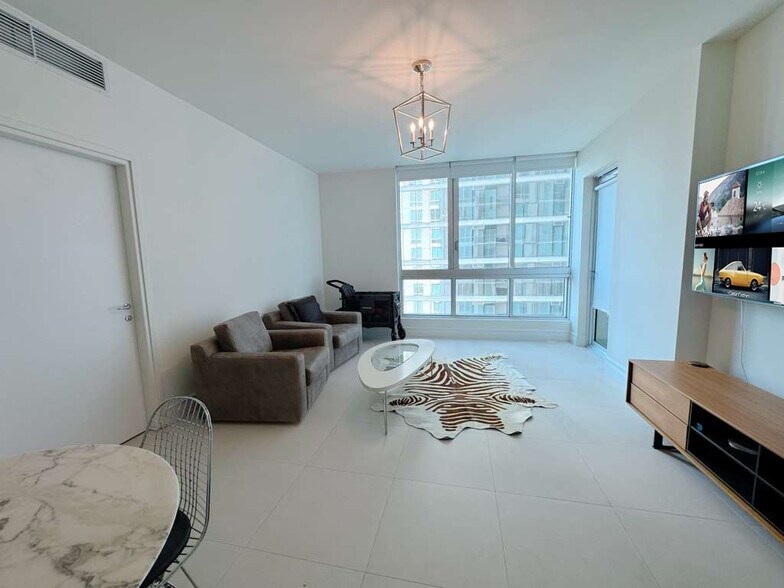 Building Photo - 300 S BISCAYNE