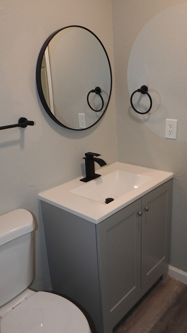 Building Photo - Incredibly spacious 4 bedrooms and 2 baths top-floor duplex located on Elmwood Ave in Kansas City...
