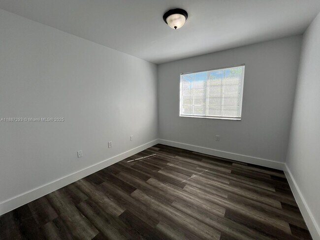Building Photo - 655 SW 111th Way