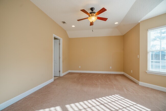 Building Photo - 59 Forest St NE