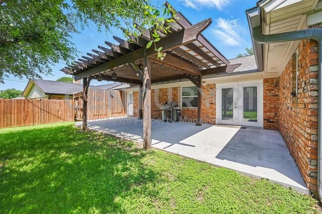 Building Photo - Beautifully Updated 3/2/2 in Bedford Ready...