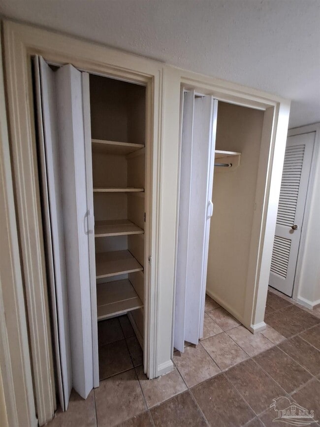 Building Photo - 4929 Springhill Dr