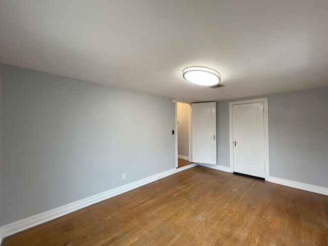 Building Photo - Charming & Contemporary Home in Military P...