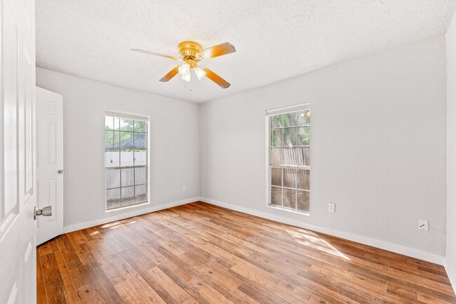 Building Photo - 1391 N Paddock Ave