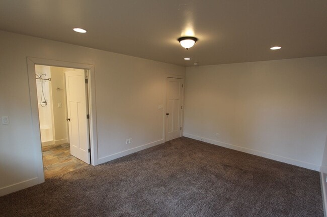Building Photo - $500 OFF THE FIRST MONTHS RENT! Home in Mo...