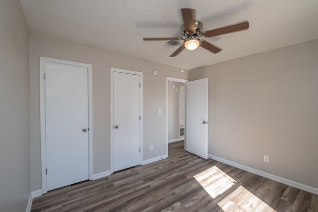 Building Photo - Updated 2 Bed/1 Bath Duplex Available for Rent Now!