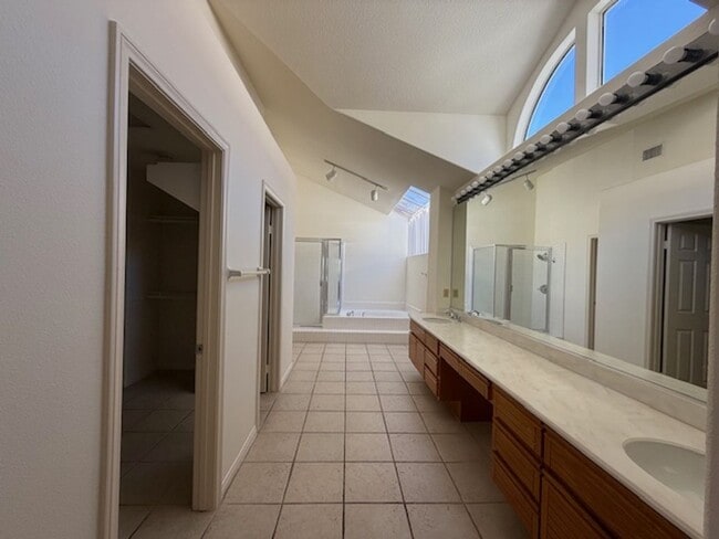 Building Photo - Spacious Home in Tustin with Main Floor Be...