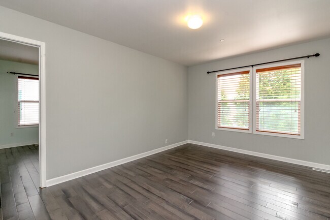 Building Photo - 1566 Jensen Ave
