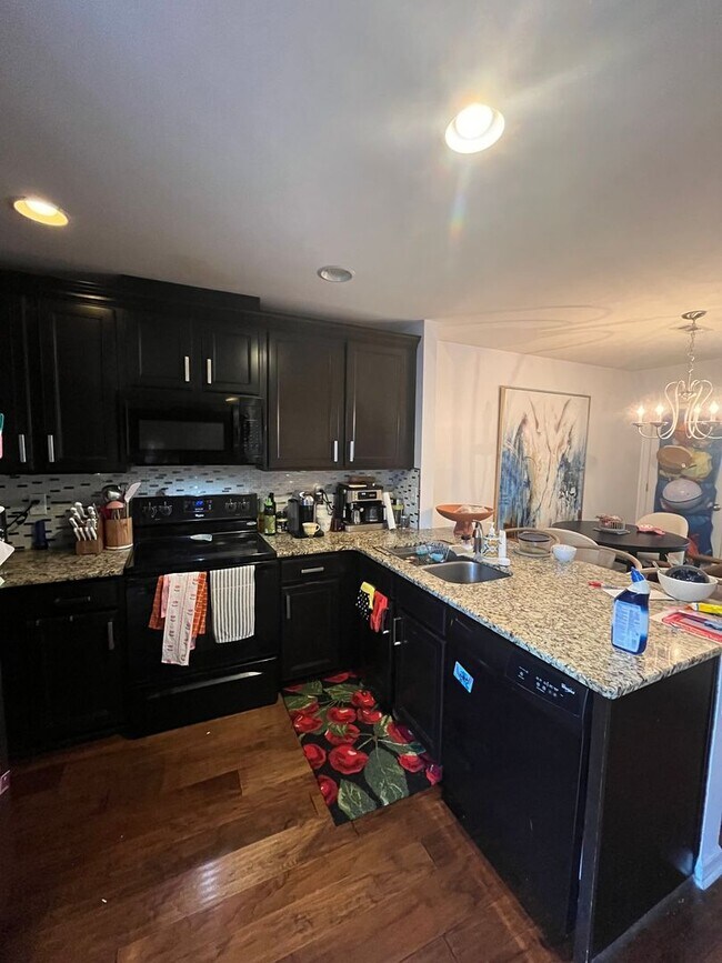 Building Photo - Townhome in Villages of Riverwood, Upgrades include Granite, Hdwd Floors, 1 Car Garage, Community...