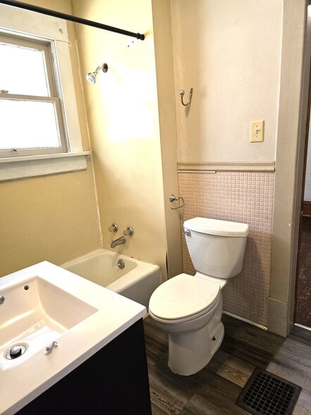 Building Photo - 224 N 13th St