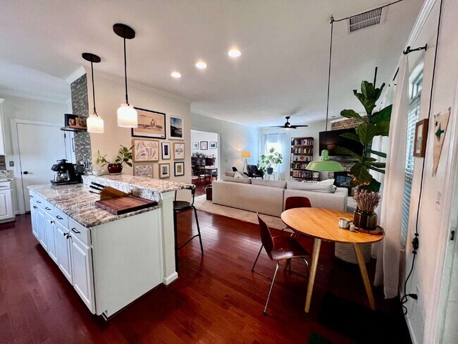 Building Photo - Charming 4 Bedroom home Near Virginia Beach Oceanfront!