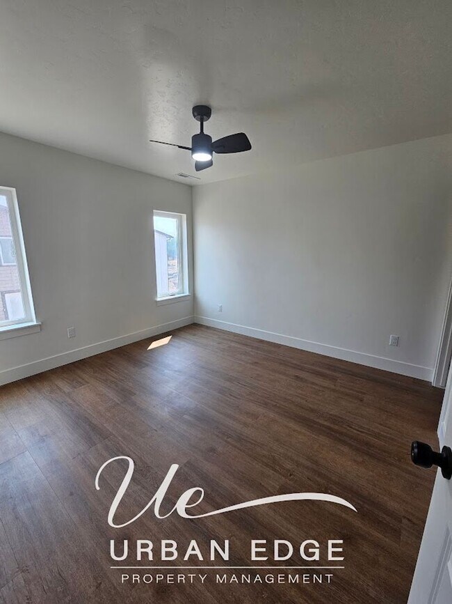 Building Photo - Brand New 3 Bedroom Town Homes - Close to ...