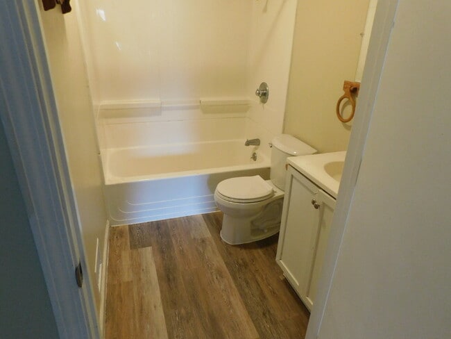 Building Photo - Private Entry Upper Unit Duplex